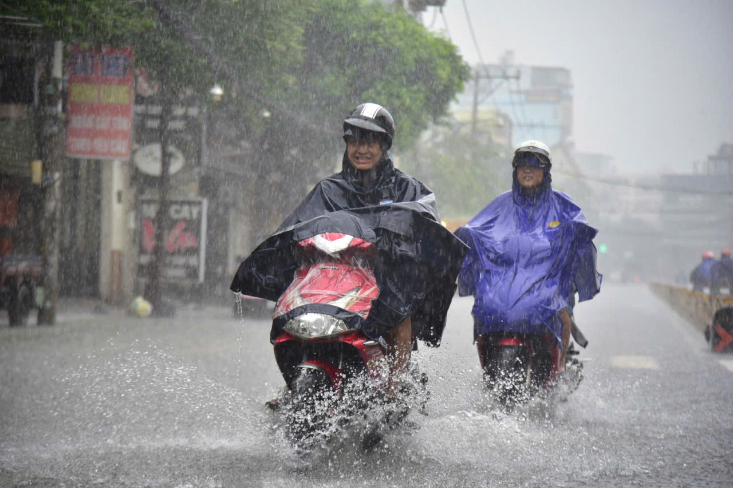 中午大雨,胡志明市多处积水,从今天下午到明天下午部分地区降雨量达140毫米